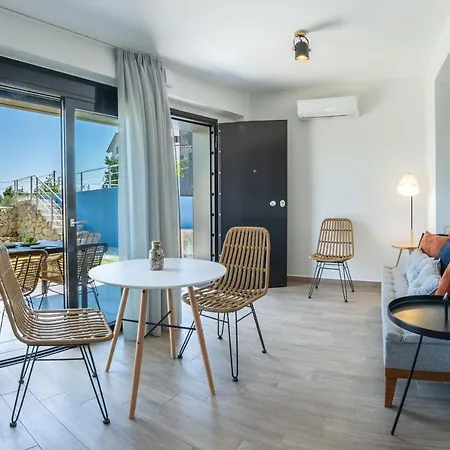 Apartment Anelia's And Lydia's Design Swimming Pool